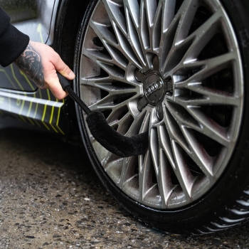 Preview: Liquid Elements Furby XL Evo Felgenbürste 42cm Anwendung